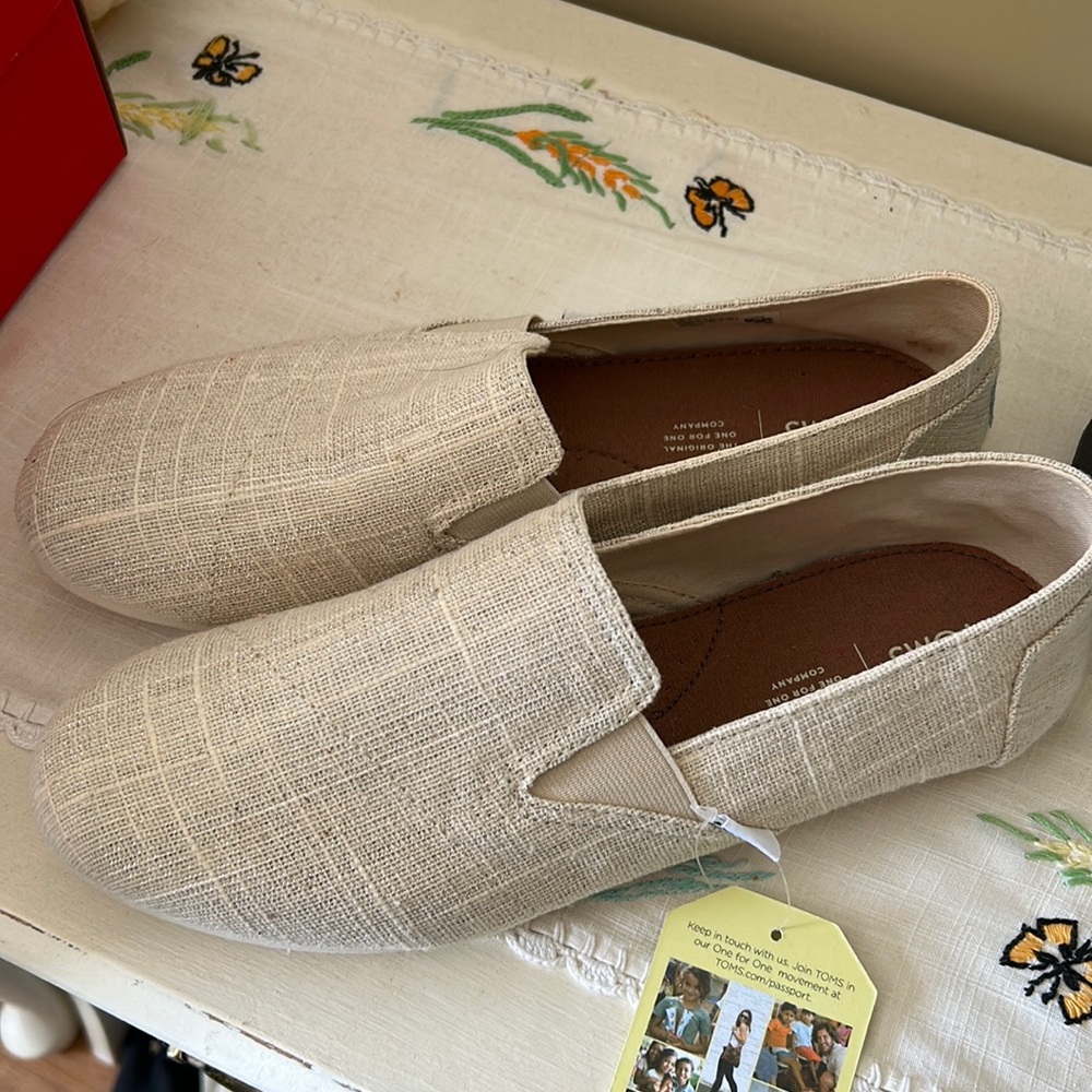 NWT Tom’s Women’s size 11  color Natural Metallic
